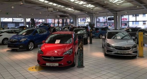 Doanh số xe mới tại Đức giảm 50% dù showroom đã mở cửa trở lại