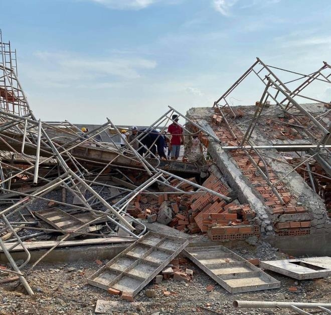 Hiện trường đổ nát sau vụ sập tường khiến 10 người tử vong ở Đồng Nai