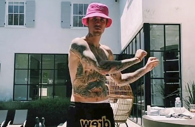 Justin Bieber cởi áo khoe hình xăm khi nhảy Tik tok giữa trời nắng