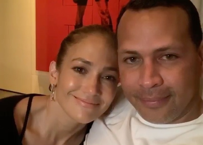 Jennifer Lopez “đau lòng” khi phải hoãn đám cưới vì dịch Covid-19