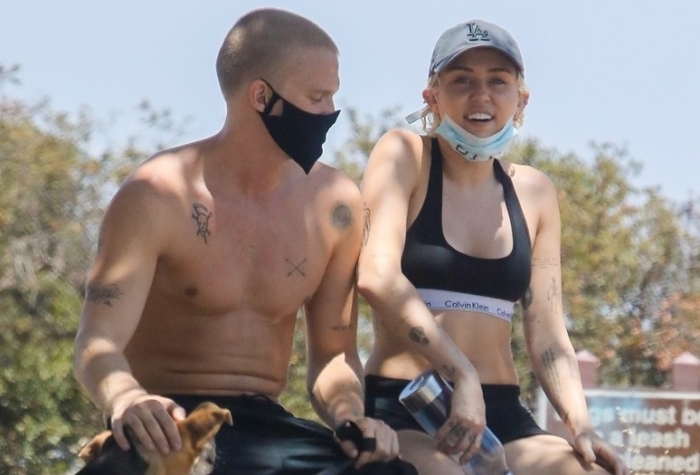 Miley Cyrus mặc bra khoe cơ bụng săn chắc khi đi bộ cùng bạn trai