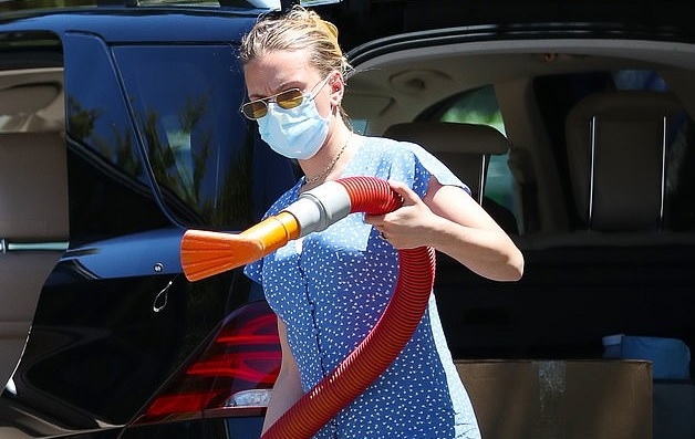 “Cô đào” Scarlett Johansson mặc đồ giản dị, tự rửa xe giữa trời nắng
