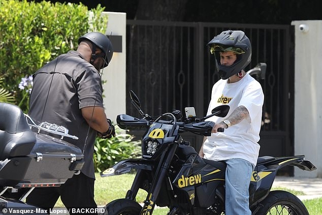 Justin Bieber bình thản lái mô tô ra phố sau tin đồn tấn công tình dục