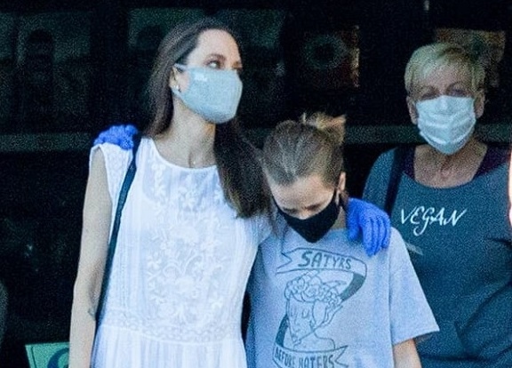 Angelina Jolie lộ vẻ mệt mỏi khi ra phố mua sắm cùng con gái cưng
