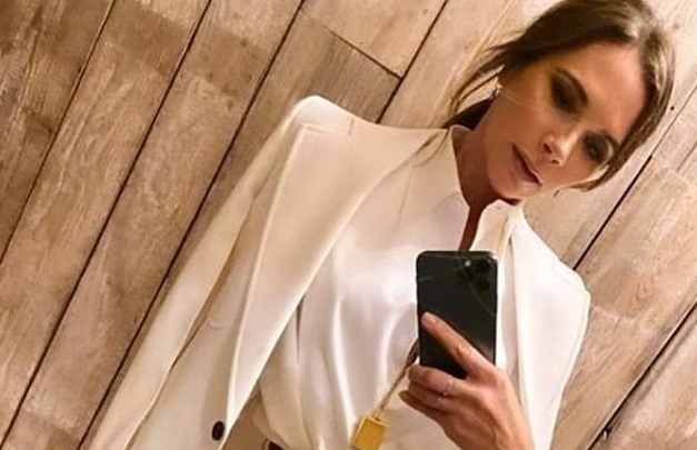 Victoria Beckham nhờ fan tư vấn trang phục để hẹn hò với chồng