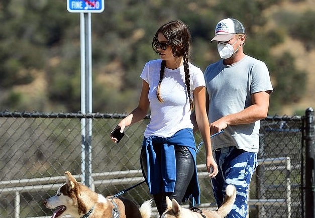 Leonardo DiCaprio và bạn gái dắt thú cưng đi dạo sau ồn ào muốn kết hôn