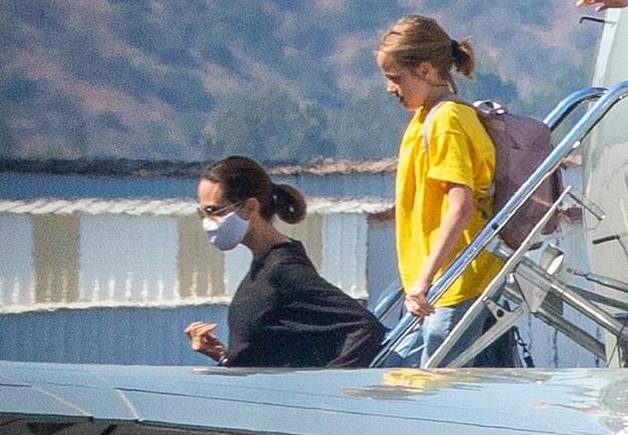 Angelina Jolie mặc đồ xuề xòa, lộ dáng gầy gò bước ra từ máy bay riêng