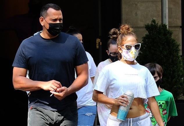 Jennifer Lopez mặc croptop khỏe khoắn đi ăn trưa cùng hôn phu kém tuổi