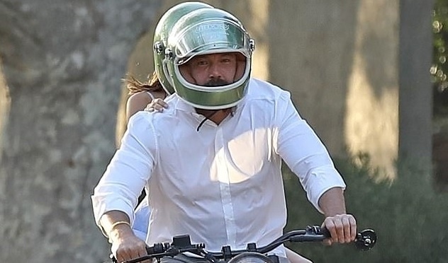 Ben Affleck và bạn gái xinh đẹp đội mũ bảo hiểm đôi dạo phố trên xe mô tô mới