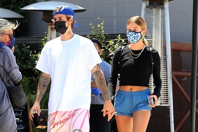 Justin Bieber ngọt ngào nắm tay bà xã đi ăn trưa ở Los Angeles