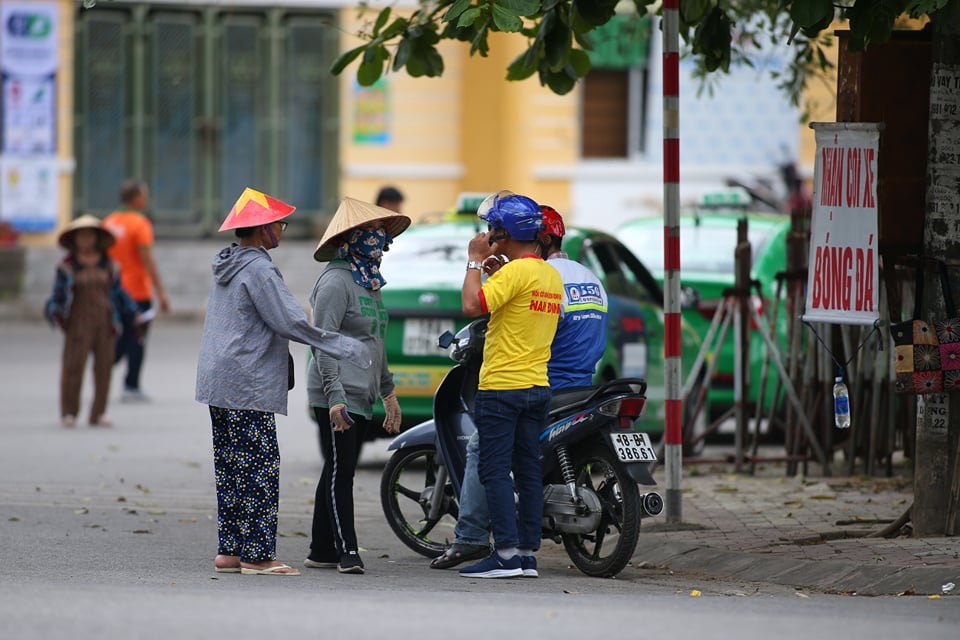 Ảnh: Phe vé hoành hành trước sân Thiên Trường chờ trận cầu lịch sử Nam Định-HAGL