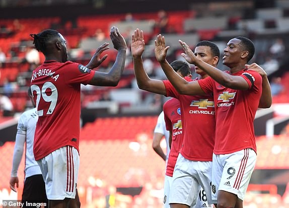 Anthony Martial lập hat-trick, MU thắng 3 sao trước Sheffield