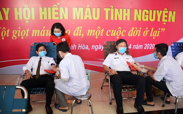 Chủ tịch UBND tỉnh Khánh Hoà cùng bộ đội Hải quân hiến máu nhân đạo