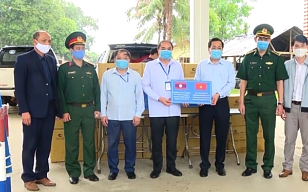 Sơn La tặng 30.000 khẩu trang y tế cho 2 tỉnh của Lào