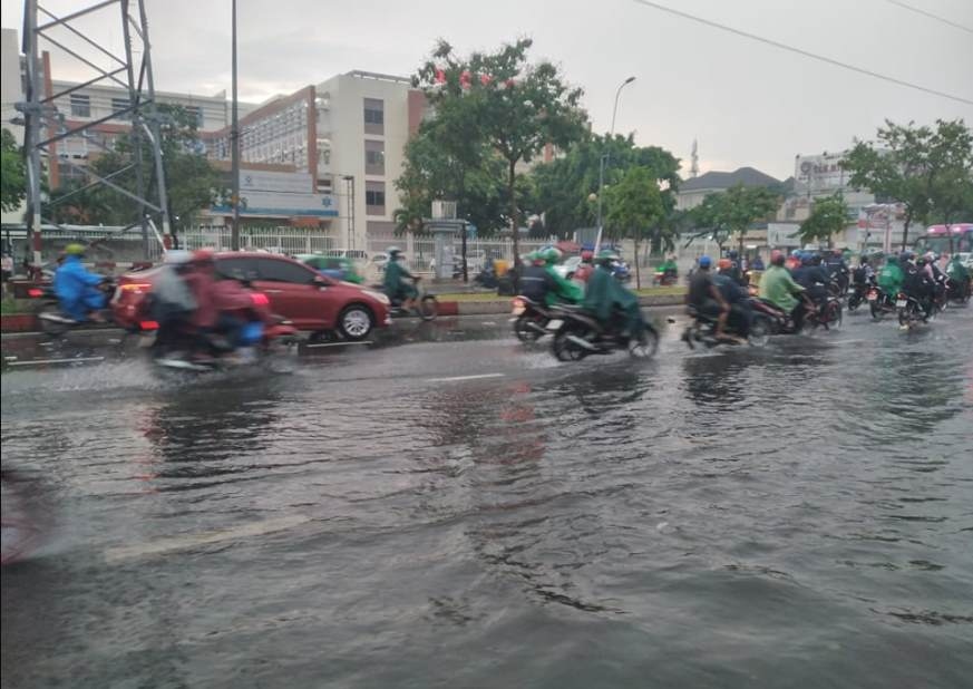 Ngập lụt, kẹt xe do mưa lớn kéo dài ở TPHCM