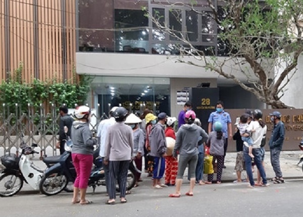 Huế tạm ngừng cấp phát gạo miễn phí qua ATM cho người nghèo vì lộn xộn