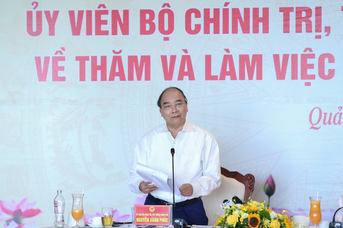 Ảnh: Thủ tướng làm việc tại Quảng Ninh và trò chuyện với công nhân mỏ