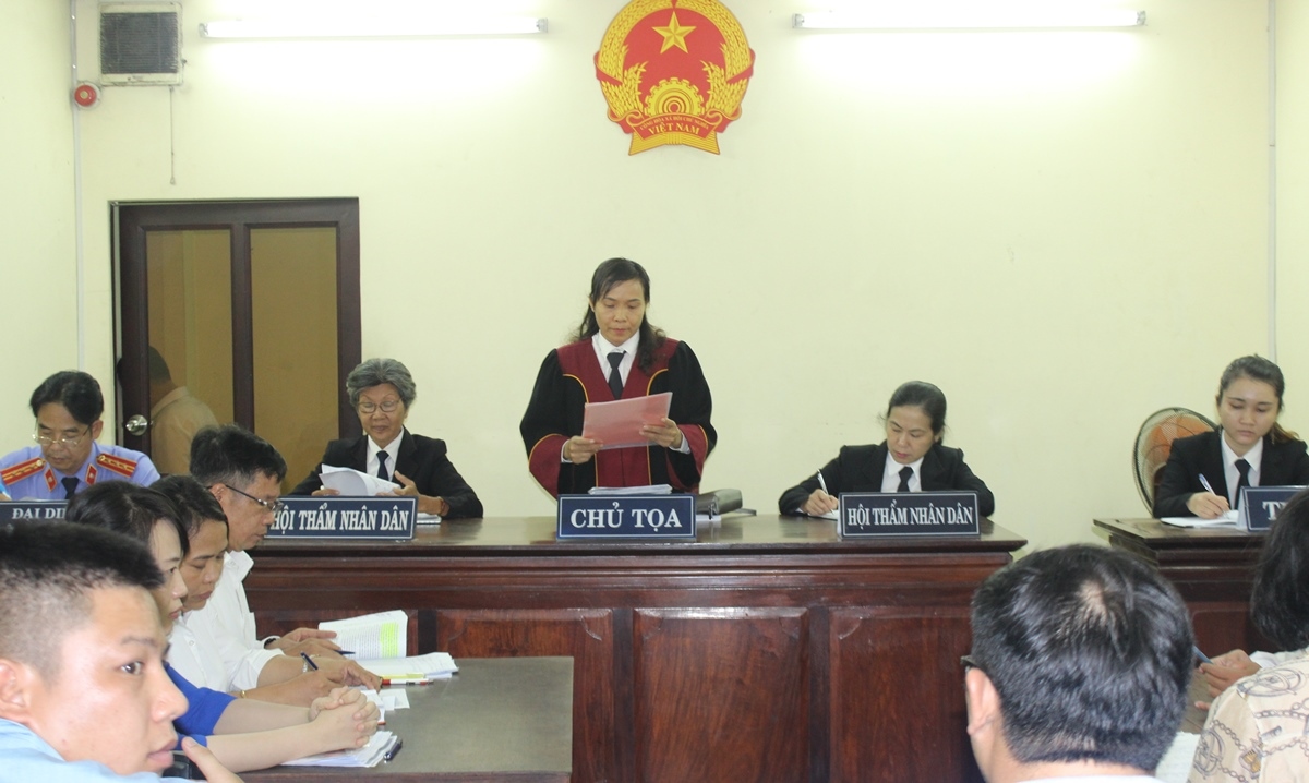 Hoãn phiên xét xử sơ thẩm vụ chủ Gia Trang Quán kiện Chủ tịch huyện Bình Chánh
