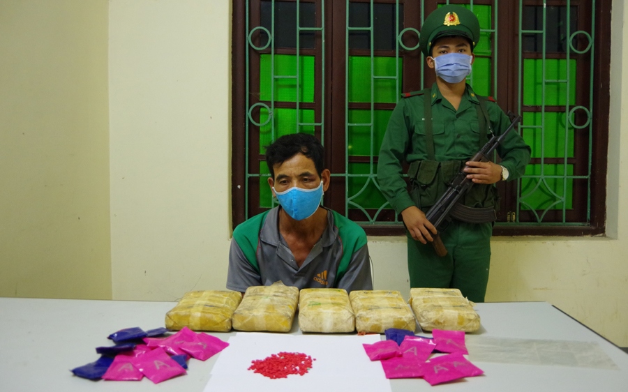 Lực lượng mật phục bắt đối tượng mang 30.000 viên ma túy