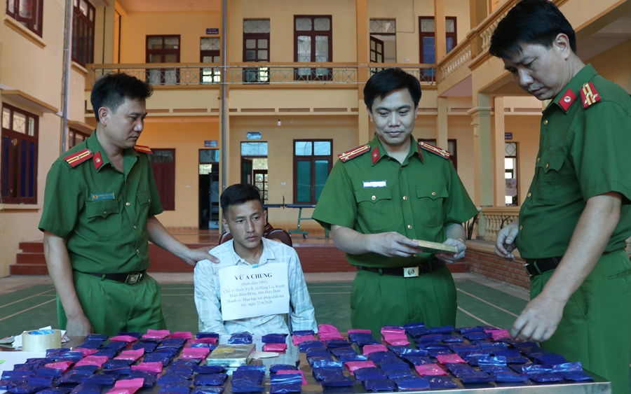 Đối tượng mang 2 bánh heroin và 24.000 viên ma túy sa lưới ở Điện Biên