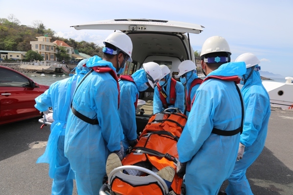 Khánh Hòa cấp cứu thuyền viên nước ngoài nguy kịch trên biển