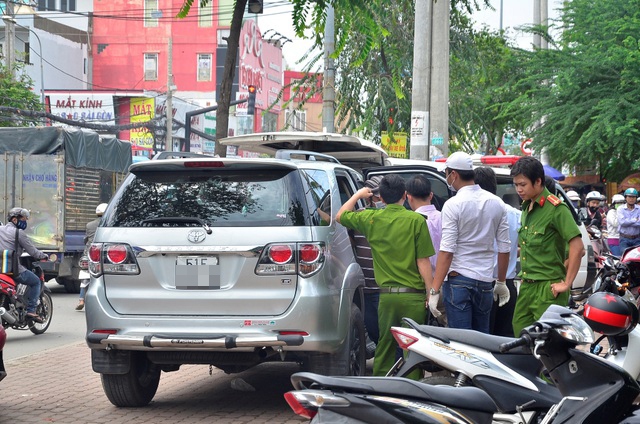 Xác định danh tính người đàn ông tử vong trong xe ở phố Trần Duy Hưng