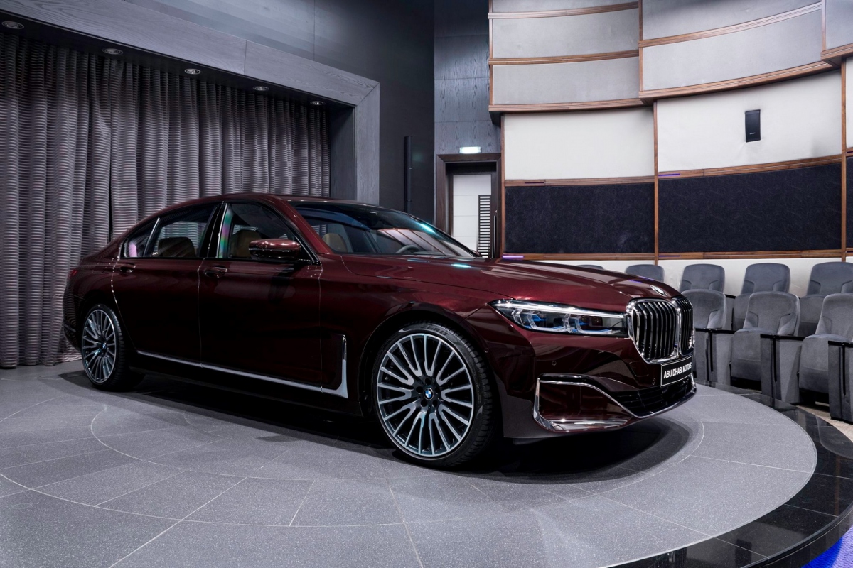 BMW 750Li 2020 ấn tượng với màu sơn Royal Burgundy Red