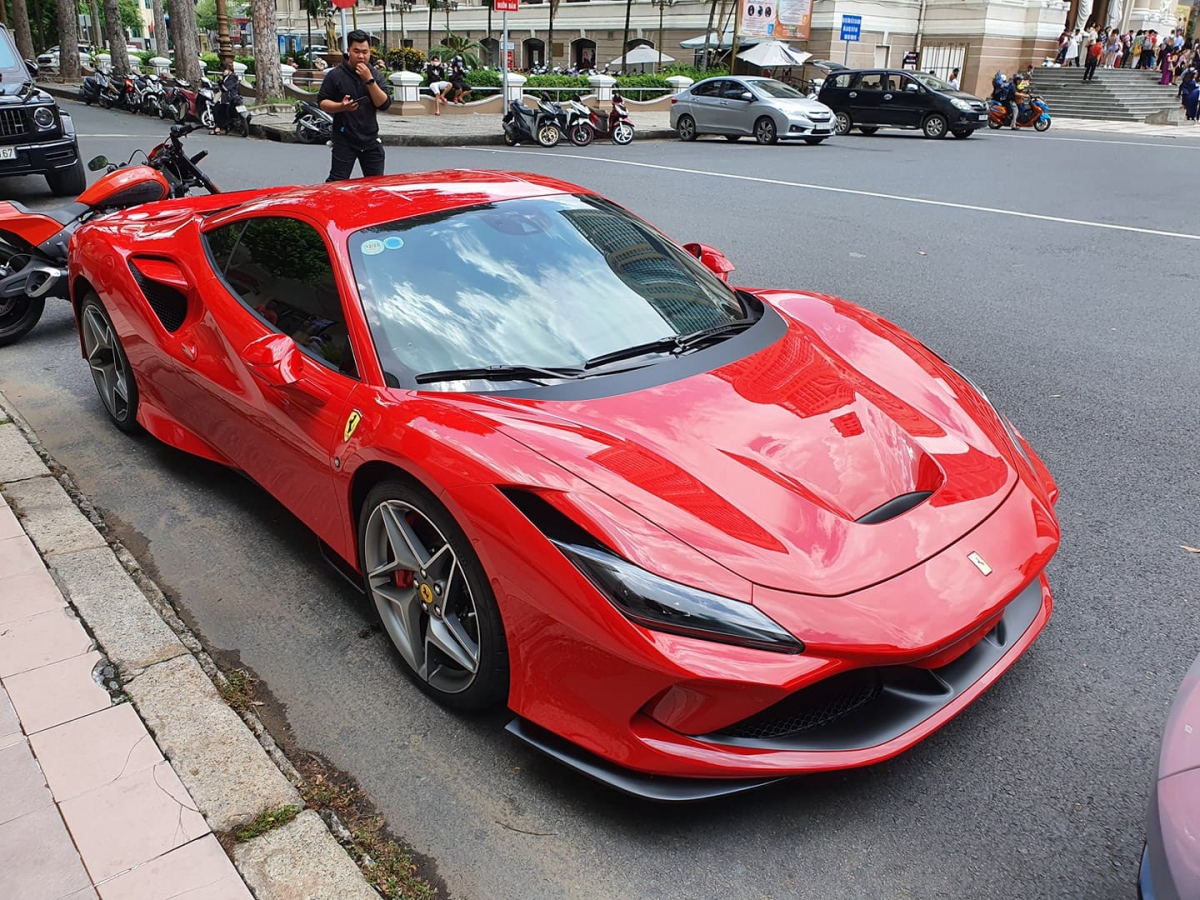 Cận cảnh Ferrari F8 Tributo đầu tiên trên phố Sài Gòn