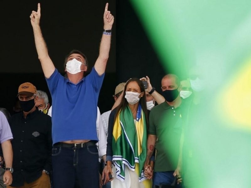 Tổng thống Brazil chụp ảnh với người biểu tình chống giãn cách vì Covid-19