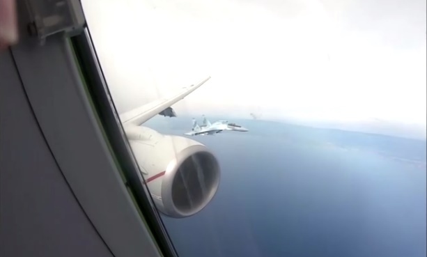 Video: Tiêm kích Nga bị tố chặn máy bay tuần tra Mỹ “không an toàn”