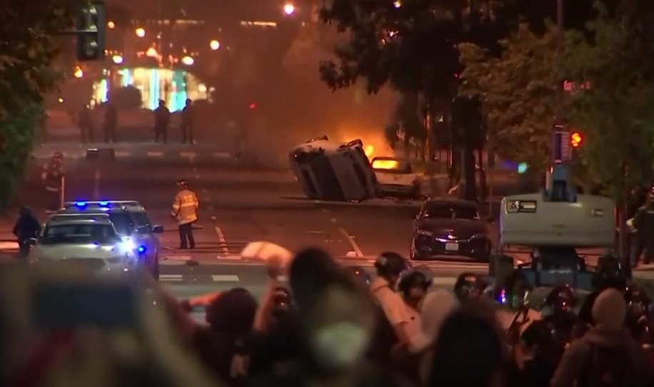Video: Người biểu tình đốt phá, đụng độ dữ dội cảnh sát gần Nhà Trắng