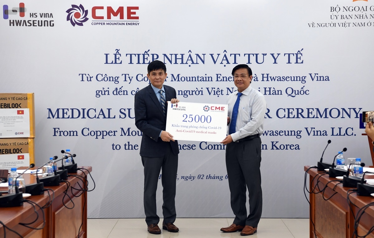 Trao vật tư y tế hỗ trợ kiều bào Việt Nam tại Hàn Quốc phòng Covid-19