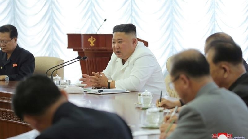 Video: Ông Kim Jong-un họp Bộ Chính trị, kêu gọi “tự cung tự cấp”