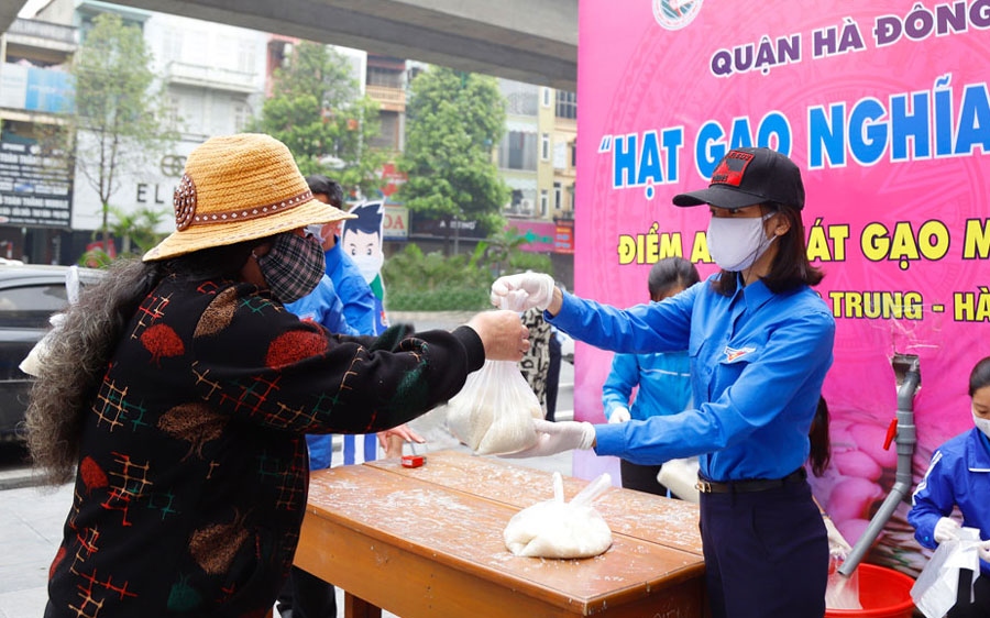 Phụ nữ Hà Nội tặng thực phẩm cho người dân có hoàn cảnh khó khăn
