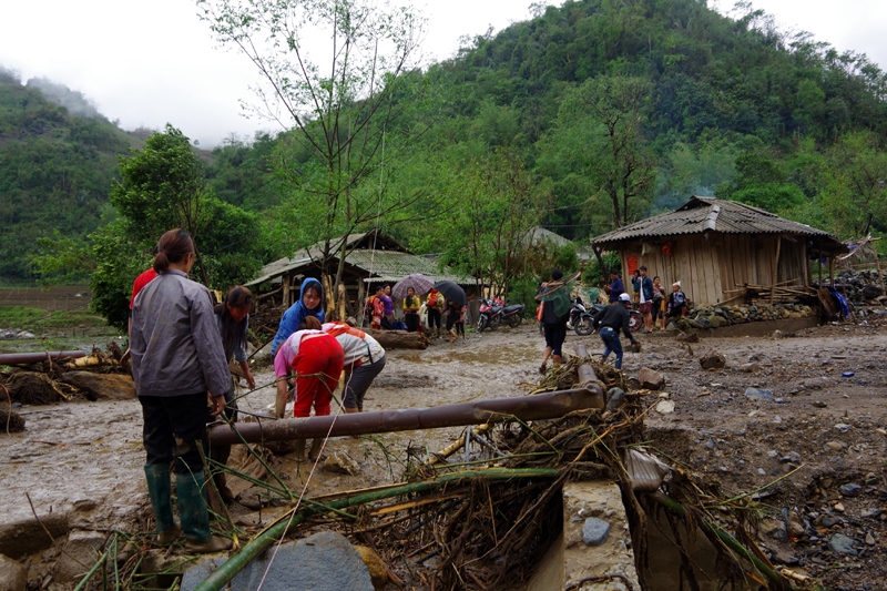 Ảnh: Dầm bùn, đội mưa nỗ lực hỗ trợ người dân khắc phục hậu quả thiên tai