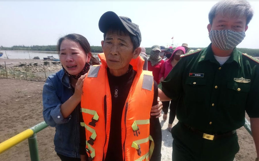 Tàu hàng đâm chìm tàu cá, 5 ngư dân rơi xuống biển