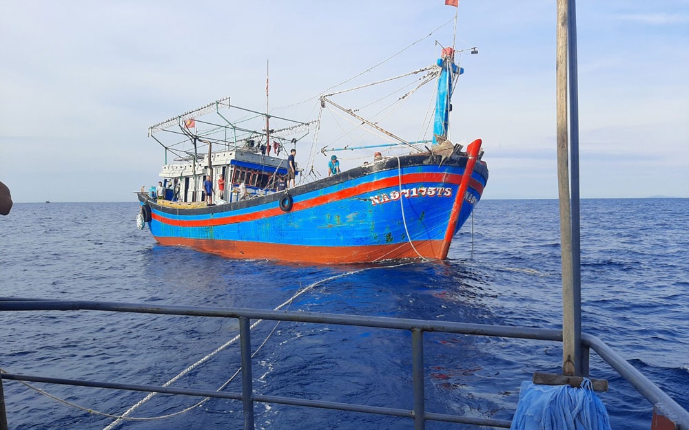 Vượt sóng lớn cứu hộ tàu cá cùng 15 ngư dân trên vùng biển Nghệ An