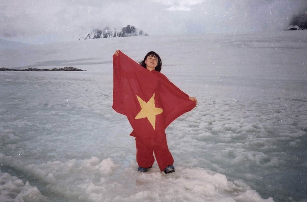 Cờ Việt Nam tung bay ở Nam Cực và chuyện về hành trình chống biến đổi khí hậu