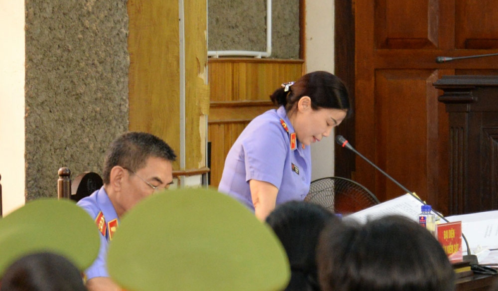 Video: 12 bị cáo vụ gian lận điểm thi ở Sơn La hầu tòa