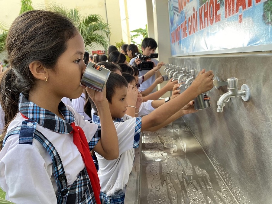 Novaland hỗ trợ làm hệ thống máy lọc nước uống sạch cho học sinh