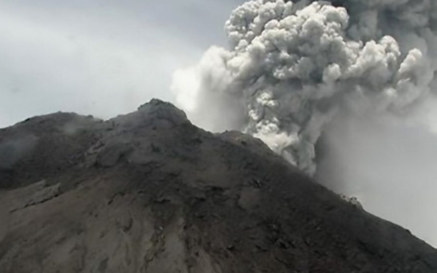 Núi lửa Merapi (Indonesia) phun tro bụi cao 6km, cư dân cảnh giác cao