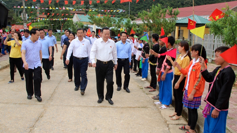 Phó Chủ tịch Quốc hội Phùng Quốc Hiển tiếp xúc cử tri tại xã Tà Tổng