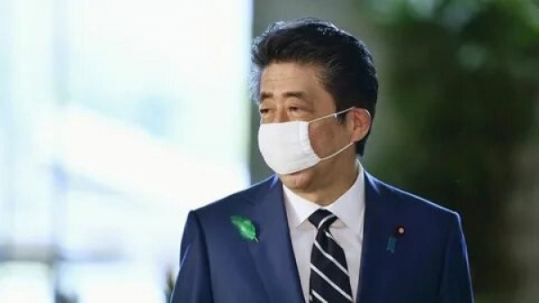Thủ tướng Nhật Bản ngưng sử dụng khẩu trang “Abenomask”