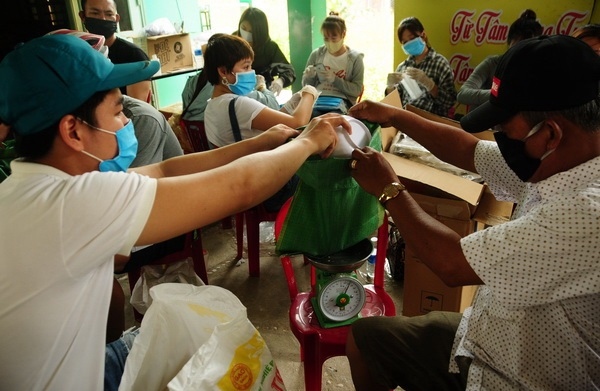Đà Nẵng, Quảng Nam hỗ trợ gạo và tiền cho hàng nghìn người bán vé số dạo