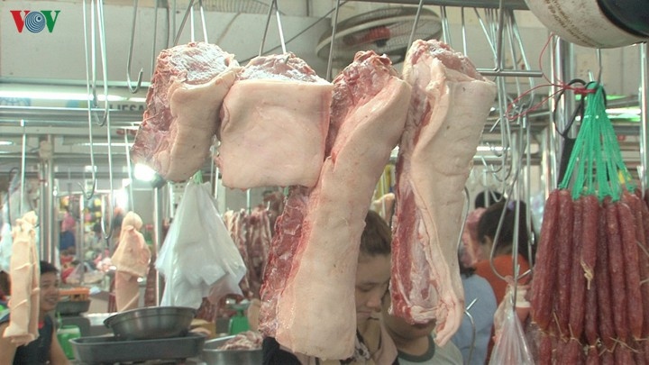 Giá thịt lợn bán lẻ vẫn tăng trong lúc nhập khẩu lợn sống từ Thái Lan