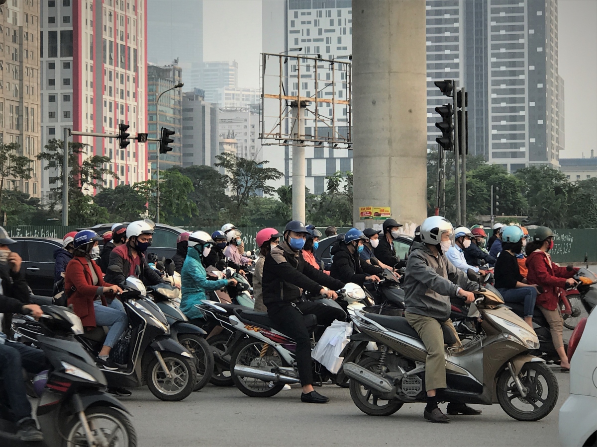 Ngày thứ 9 cách ly xã hội: Người và xe đông chật các ngã tư ở Hà Nội