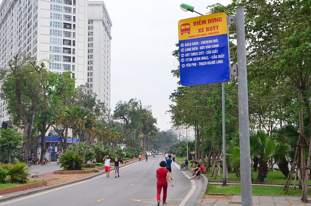 Đường xe buýt thành nơi thể dục, người dân Hà Nội vẫn chủ quan trước dịch