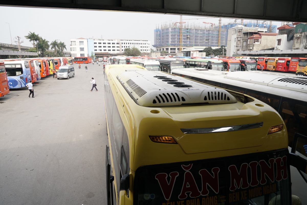 Bến xe ở Hà Nội thực hiện nghiêm giãn cách hành khách dịp lễ 30/4