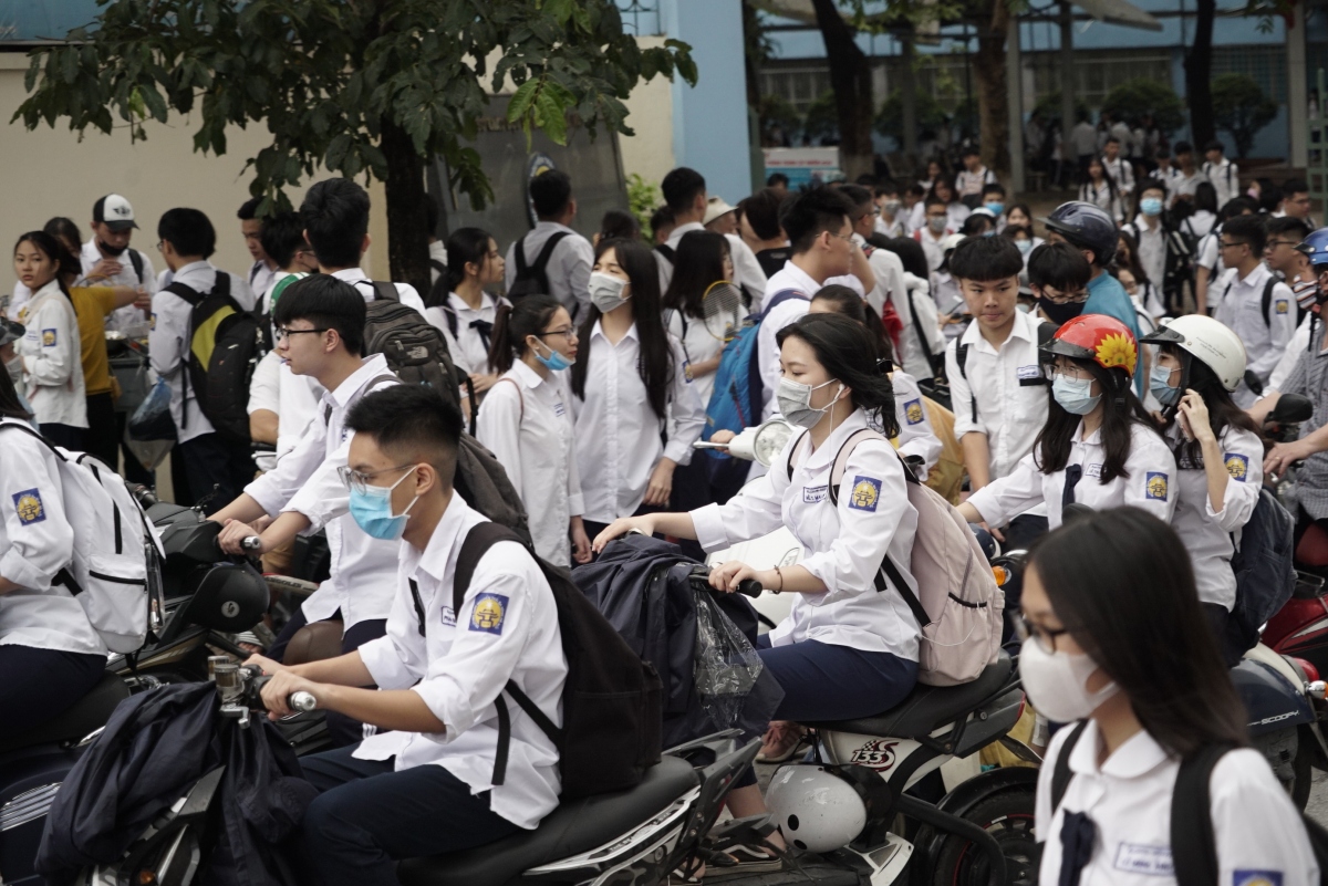 Hà Nội: Học sinh không đội mũ, đeo khẩu trang khi tham gia giao thông