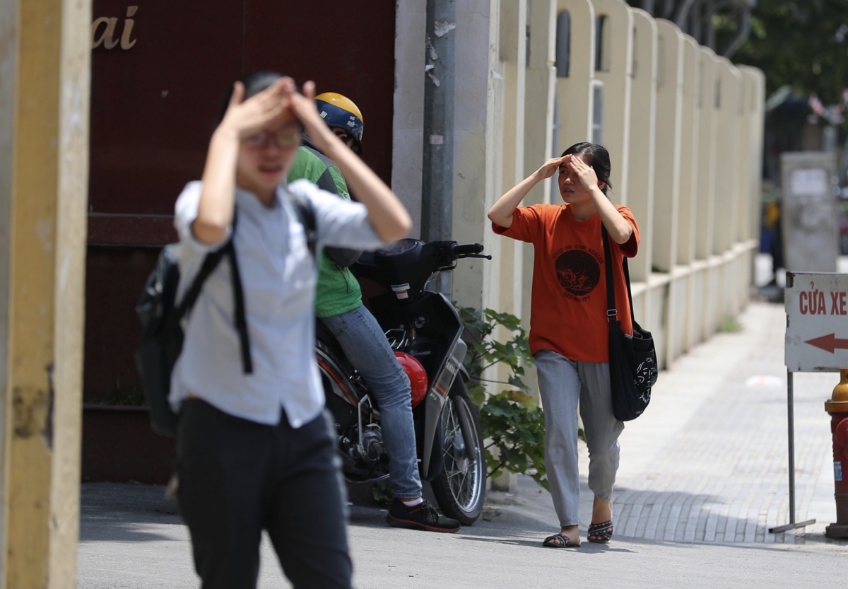 Người dân chật vật vì cái nóng “như thiêu đốt” trên đường phố Hà Nội